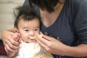 食事中の赤ちゃん