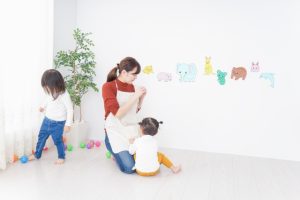 幼稚園で遊ぶ子ども