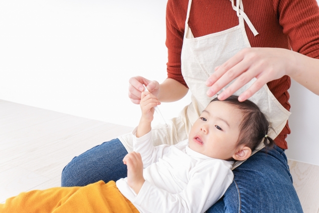 体調不良の子供と保育士