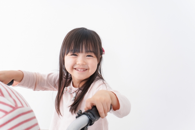 車椅子に乗るおばあちゃんと女の子