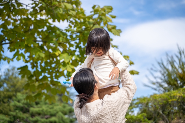 公園で遊ぶママと子供