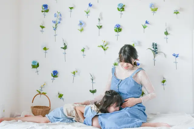 娘に妊娠を伝え、親子で喜んでいる様子