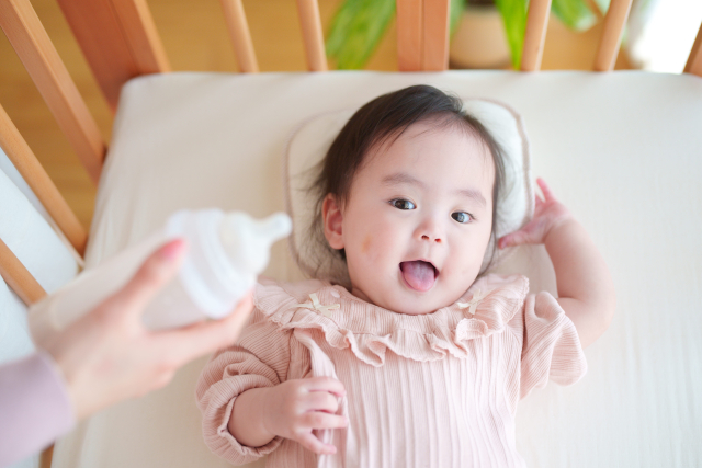 ベビーベッドで横になってる赤ちゃん