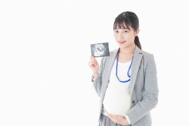 妊婦が医療機関で検査後、笑顔でいる様子