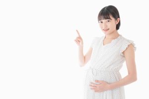 おなかに手を当てている妊婦