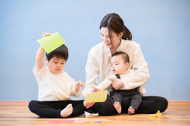 母親と赤ちゃんと子供が一緒にいる