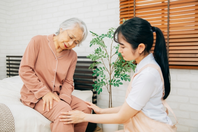 「おばあちゃん、今日膝の調子はいかがですか？」